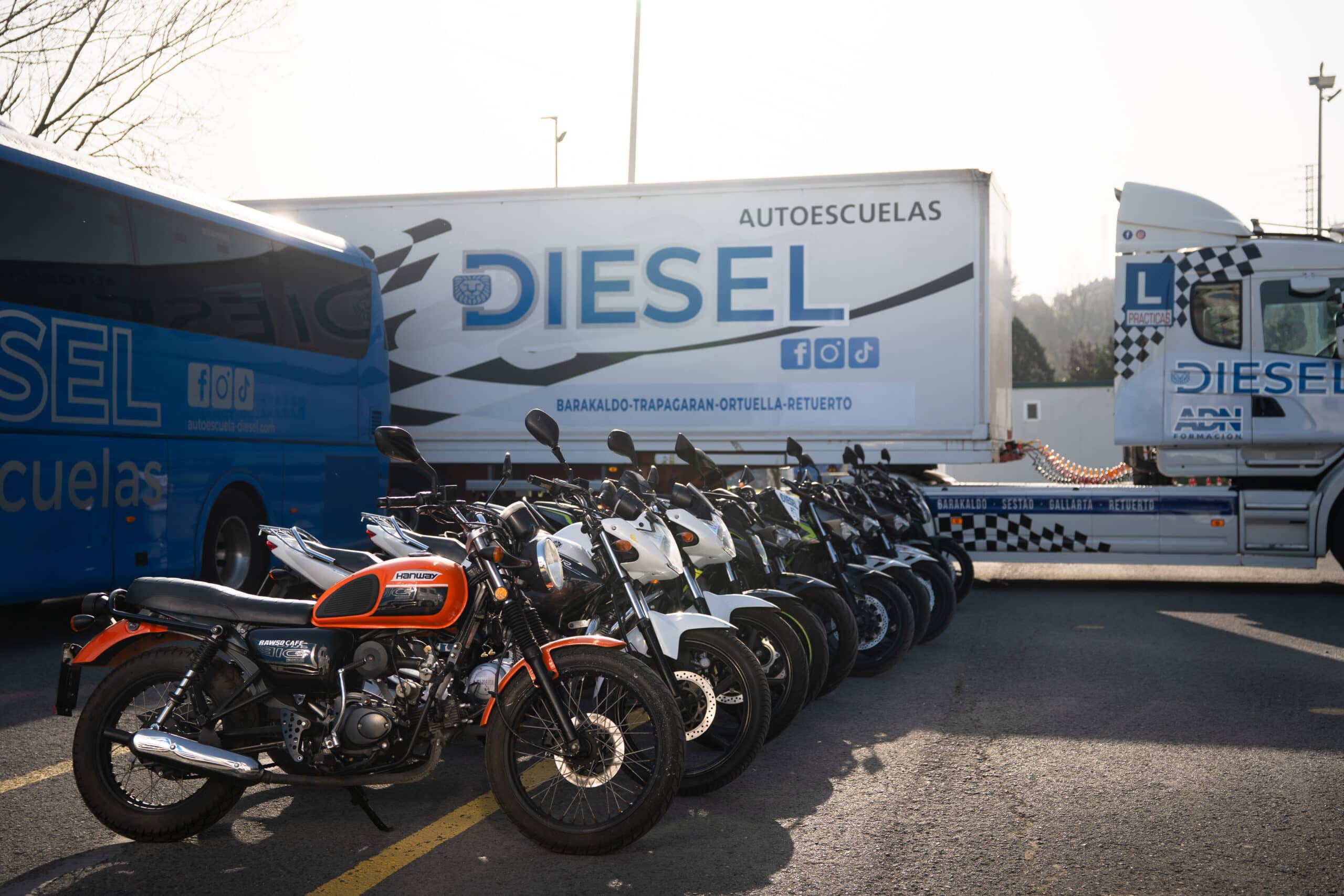 Flota de Autoescuela Diesel: bus, camión y motos