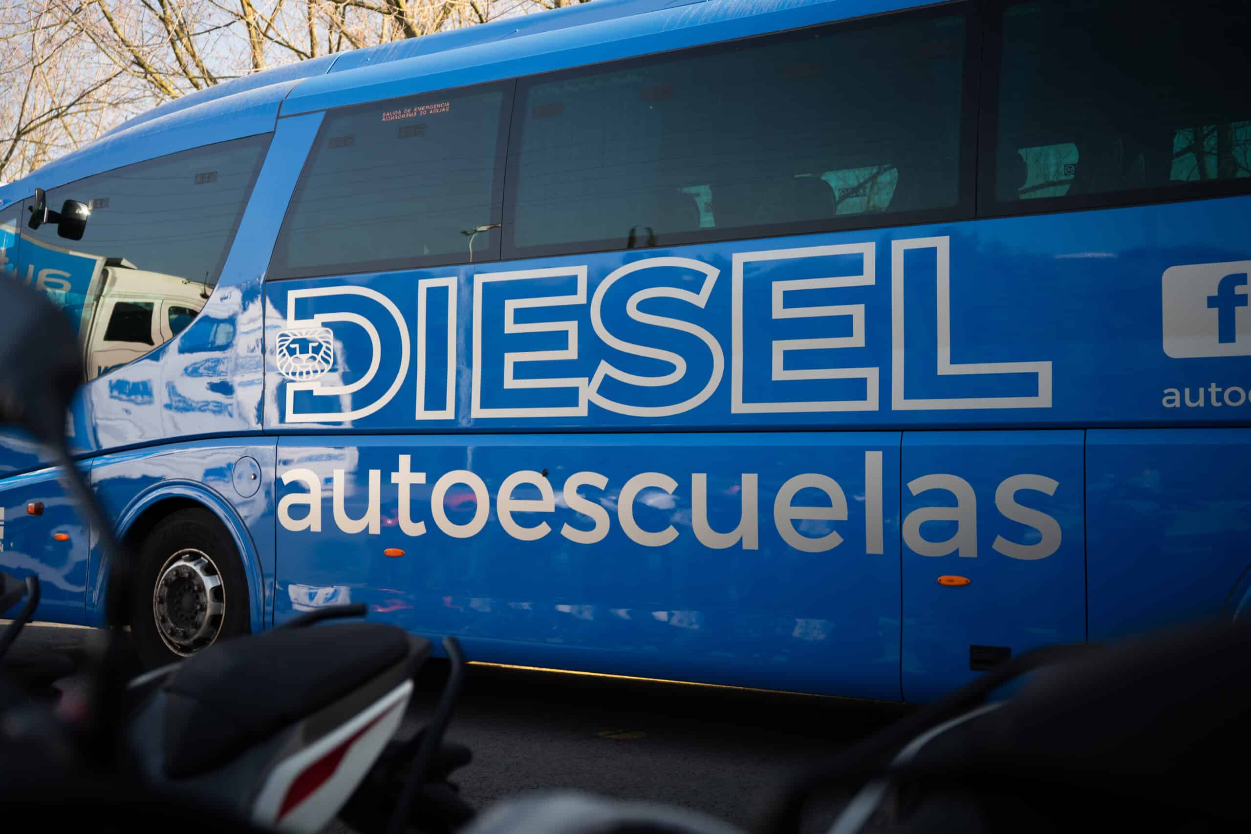 Bus Autoescuela Diesel detalle lateral